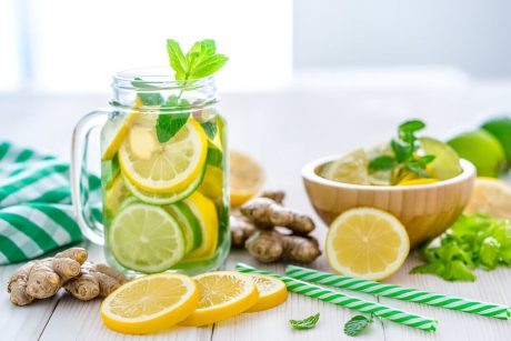 Pahar cu apa infuzata cu lamaie, lime, ghimbir si menta, benefica pentru detoxifierea limfei de 3 zile