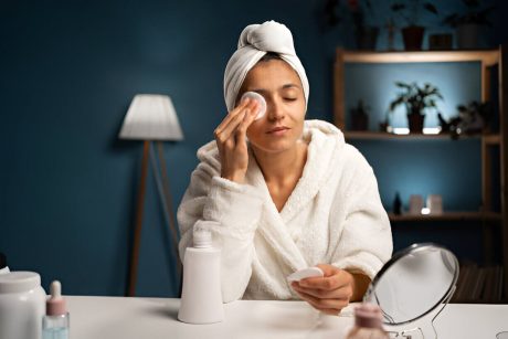 femeie aplica toner in rutina de ingrijire a tenului gras