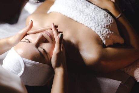 Femeie la tratament facial hidratant intr-un salon cosmetic