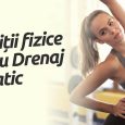 Femeie care face exercitii fizice pentru drenaj limfatic, intindere laterala pentru activarea circulatiei limfei